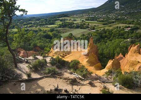 Ockerfarbenen Klippen, Colorado Provencal, Rustrel, Luberon, Frankreich, Europa Stockfoto