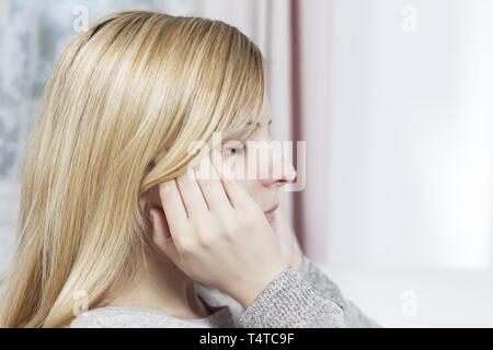 Eine Frau hat einen schlechten Kopfschmerzen Stockfoto