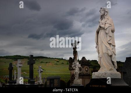 Beten Maria Statue auf einem Friedhof, in der Nähe von Kaysersberg, Elsass, Frankreich, Europa Stockfoto