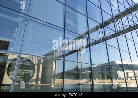 Regierungsviertel an der Spree, Marie-Elisabeth-Lueders-Haus und Brücke in einem Gebäude, Berlin, Deutschland, Europa Stockfoto