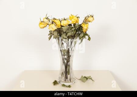 Verwelkten Blumenstrauß aus Rosen in einer Vase Stockfoto