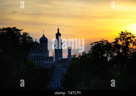 Blick auf das Augsburger Rathaus mit Perlach Turm bei Sonnenuntergang, Augsburg, Schwaben, Bayern, Deutschland, Europa Stockfoto