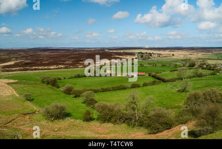 Ansicht der North York Moors mit Glebe Farm, und RAF Fylingdales unter blauem Himmel entlang einer 169 im Frühjahr in der Nähe von Goathland, North Yorkshire, UK. Stockfoto