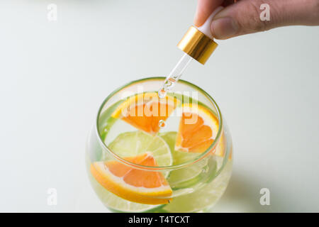 Ätherisches Öl mit Orangen - Vitamin C natürliche Heilmittel, Tropfen Vitamin C-Dropper. Stockfoto