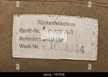 Ein Fallschirm Modell RH-28, mit Tasche, verpackt, mit vielen Erweiterung Riemen und anderen Elementen. Typ Spezifikation Platte mit Anfrage Schild "402008" und Inschrift "Rückenfallschirm', Reißleine mit Griff, auch "Gerät-Nr. 10-409-A 1', Seriennummer '10? 8512'. Schließt grüne Bettwäsche Aufbewahrungstasche mit Patent drücken Sie die Tasten "RP-Zieh hier' und den Stempel "FL 3.1220', zwei Griffe. Nicht für Funktionalität und Vollständigkeit geprüft, Teile teilweise gestempelt und beschriftet. Vgl. Auktion 67, los. 7173 oder Auktion 64, los. 7462. Fallschirme dieser Art waren für die Me-262 Jet fighter verwendet. Selten. , Editorial-Use - Nur Stockfoto