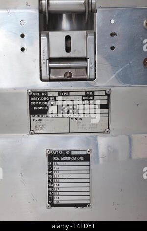 Ein verchromter Vulcan Schleudersitz von Martin-Baker, den Sitz mit angebrachten Typenschilder "Typ 3152" und "K. 3', 'Date 15.7.74" und "essen Srl. Nr. 46". Höhe 142 cm, Breite 53 cm. Der Vulkanier war eine Maschine mit vier strategische Jet Bomber der Britischen, und wurde von der RAF während der Zeit des Kalten Krieges als das erste nuklear bewaffneten Flugzeug, das bei 52.000 ft Höhe bereitgestellt werden. Der Erstflug fand am 30. August 1952 statt. Wegen seiner enormen Delta Flügel des Flugzeugs über Radar nur schwer zu erkennen, sie wurde als das erste Stealth a, Additional-Rights - Clearance-Info - Not-Available Stockfoto