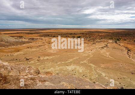 Anzeigen von trockenen Land aus der North West Coastal Highway in Westaustralien Stockfoto