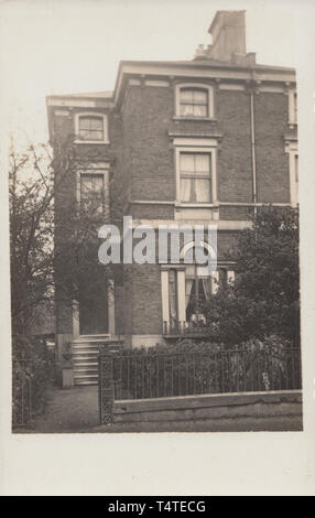 Jahrgang fotografische Postkarte zeigt einen historischen britischen Heimat. Stockfoto