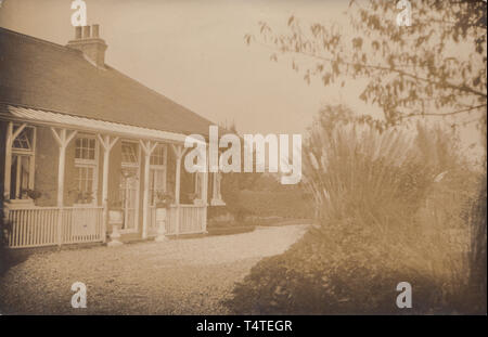 Jahrgang fotografische Postkarte zeigt einen historischen britischen Heimat mit einem grossen hölzernen Veranda Stockfoto