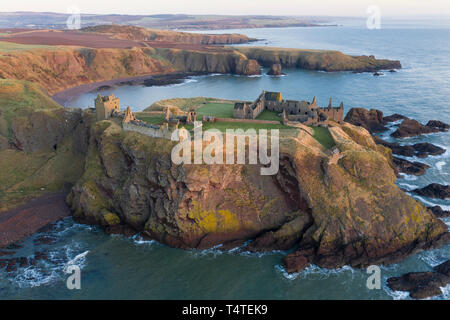 Luftaufnahme von Dunnottar Castle eine zerstörte mittelalterliche Festung auf einer felsigen Landzunge südlich der Stadt Stonehaven, Aberdeenshire, Schottland. Stockfoto