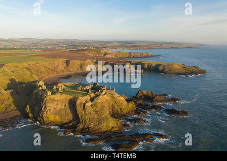 Luftaufnahme von Dunnottar Castle eine zerstörte mittelalterliche Festung auf einer felsigen Landzunge südlich der Stadt Stonehaven, Aberdeenshire, Schottland. Stockfoto