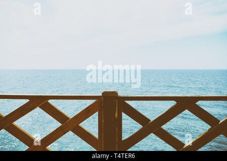 Blick auf den Strand und Zaun, Erzeugen eines Rahmens Stockfoto