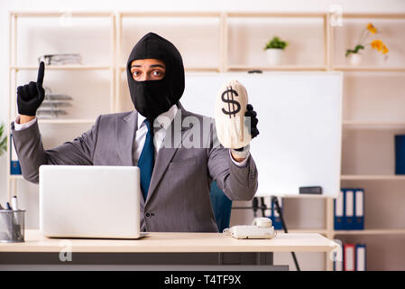 Männliche gangster Diebstahl von Informationen aus dem Büro Stockfoto