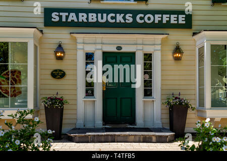 Die bunten Geschäfte und Restaurants in der Hauptstraße der Stadt sind eine der Hauptattraktion der Tour Stockfoto