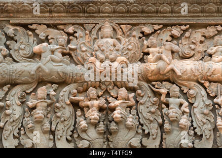 Wand Carving an Hinduistische Shiva Tempel Preah Ko in 879 gebaut, mit 3 Türmen, steinernen Löwen und aufwendigen Schnitzereien Stockfoto