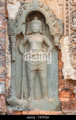 Wand Schnitzen von Frau Shiva Hindu Tempel Preah Ko in 879 gebaut, mit 3 Türmen, steinernen Löwen und aufwendigen Schnitzereien Stockfoto