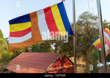 Buddhistische Flagge bei lolei Tempel in Kambodscha Stockfoto