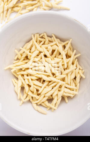 Frische italienische Pasta von Trofie Raw in White Bowl Stockfoto