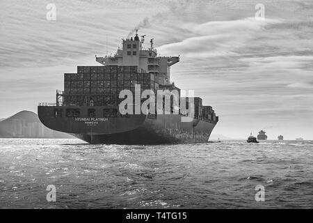 Moody Schwarz-Weiß-Foto Des Containerschiffs Hyundai Platinum, Unterwegs Im Geschäftigen East Lamma Shipping Channel, Hongkong. Stockfoto