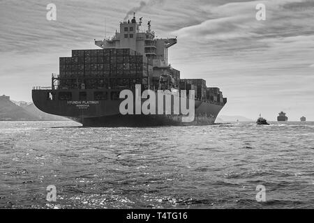Moody Schwarz-Weiß-Foto Des Containerschiffs Hyundai Platinum, Unterwegs Im Geschäftigen East Lamma Channel, Hongkong. Stockfoto