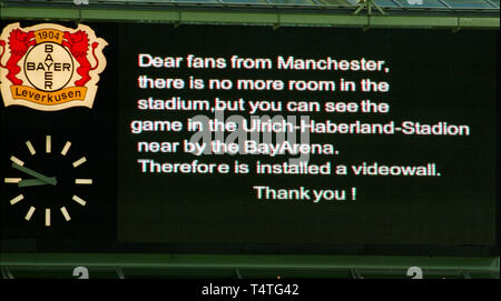 BayArena Leverkusen Deutschland 29.4.2002, Fußball: UEFA Champions League Halbfinale Bayer 04 Leverkusen (Schwarz/Rot) vs Manchester United (weiss) 1:1-------- Messageboard informiert Manchester Fans, die das Stadion voll ist und dass Sie das Gleiche auf öffentlichen Screens sehen Sie im benachbarten Stadion Stockfoto