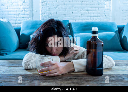 Betrunkene alkoholischen gedrückt woman drinking Scotch Whiskey Spirituosen allein zu Hause. Hoffnungslos, Woche und einsam. In Menschen Lebensstil, Depression, ALC Stockfoto