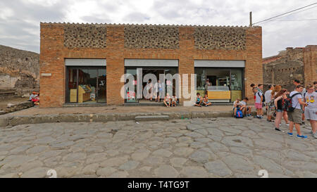 Pompei, Italien - 25. Juni 2014: Viele Touristen an Autogrill Restaurant im Alten Römischen Ruinen in der Nähe von Neapel, Italien. Stockfoto