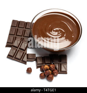 Glas Schale Schokoladencreme oder geschmolzene Schokolade isoliert auf weißem Stockfoto