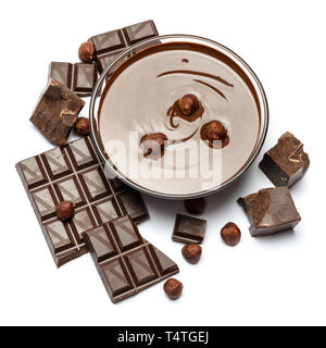 Glas Schale Schokoladencreme oder geschmolzene Schokolade isoliert auf weißem Stockfoto