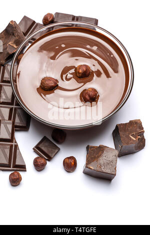 Glas Schale Schokoladencreme oder geschmolzene Schokolade isoliert auf weißem Stockfoto