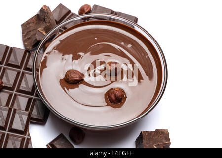 Glas Schale Schokoladencreme oder geschmolzene Schokolade isoliert auf weißem Stockfoto