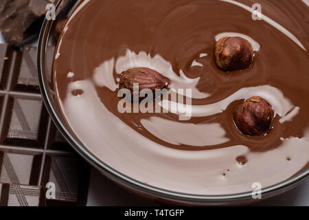 Glas Schale Schokoladencreme oder geschmolzene Schokolade isoliert auf weißem Stockfoto