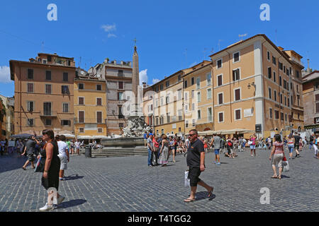 Rom, Italien, 30. Juni 2014: Viele Touristen Arround Pantheon Springbrunnen Wahrzeichen an Rotonda Platz in Rom, Italien. Stockfoto
