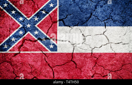 Flagge des Staates Mississippi auf trockener Erde Textur Hintergrund Stockfoto