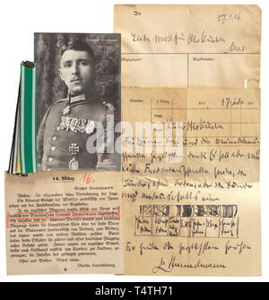 Oberleutnant Max Immelmann (1890-1916) - ein signiertes Foto Postkarte und eine handschriftliche Erklärung für sein Feld bestellt. Immelmann in Uniform tragen Bestellungen Spange. Am Recht ist eine handschriftliche Widmung 'Otto Küster mit herzlichsten Grüßen-M. Immelmann" (Otto Küster mit herzlichen Grüßen - M. Immelmann). Darunter ein handgeschriebener Brief von Immelmann Otto Küster vom 17. März 1916 mit einer Skizze und Beschreibung von seinem Feld Bestellungen Spange. Auch ein Konto von Immelmannïs 16 antenne Sieg und sieben Miniatur Bänder entsprechende, Additional-Rights - Clearance-Info - Not-Available Stockfoto