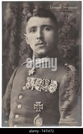 Oberleutnant Max Immelmann (1890-1916) - ein signiertes Foto Postkarte und eine handschriftliche Erklärung für sein Feld bestellt. Immelmann in Uniform tragen Bestellungen Spange. Am Recht ist eine handschriftliche Widmung 'Otto Küster mit herzlichsten Grüßen-M. Immelmann" (Otto Küster mit herzlichen Grüßen - M. Immelmann). Darunter ein handgeschriebener Brief von Immelmann Otto Küster vom 17. März 1916 mit einer Skizze und Beschreibung von seinem Feld Bestellungen Spange. Auch ein Konto von Immelmannïs 16 antenne Sieg und sieben Miniatur Bänder entsprechende, Additional-Rights - Clearance-Info - Not-Available Stockfoto