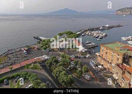 Sorrento, Italien, 24. Juni 2014: Luftaufnahme Hafen Hafen in Sorrento, Italien. Stockfoto