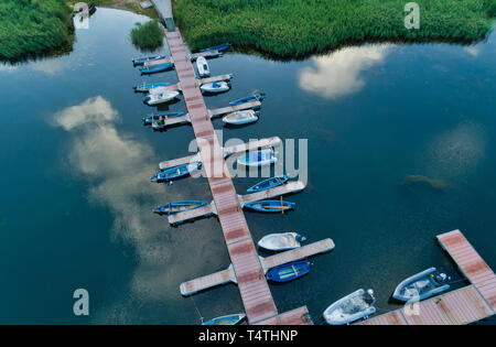 Luftbild von schwimmenden Dock mit Boote, Motorboote und Schiffe auf dem Wasser schwimmend im See kleine Prespes, Nordgriechenland Stockfoto
