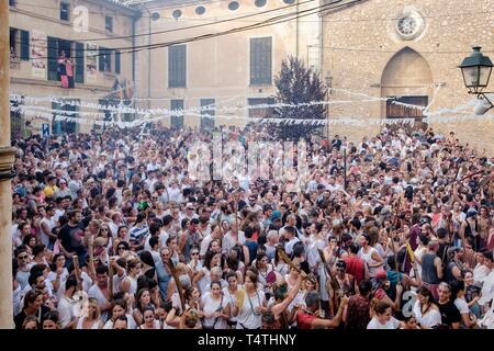 Plaza de Sant Jordi, Moros y Cristianos, Fiesta de La Patrona, Pollença, Mallorca, Balearen, Spanien. Stockfoto