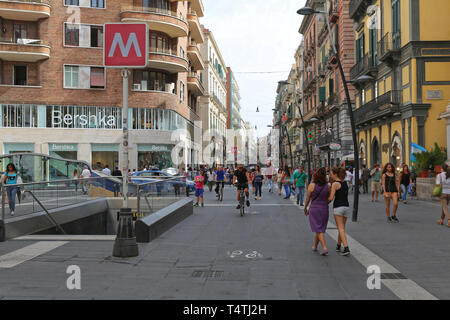 Neapel, Italien - 25. Juni 2014: Via Toledo Shopping Street in der Nähe der U-Bahn Station am historischen Zentrum in Neapel, Italien. Stockfoto