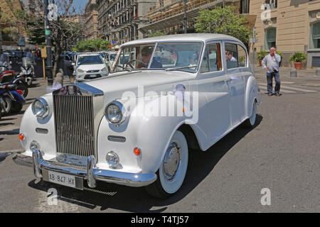 Neapel, Italien - 22. Juni 2014: Weißen Rolls Royce Luxus Hochzeit Auto mit Fahrer in Neapel, Italien. Stockfoto