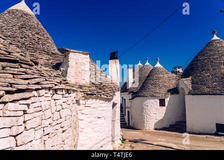 Schöne einstöckige Häuser von gerundeten Bau genannt Trulli, typisch für die Gegend von Alberobello in Italien. Stockfoto