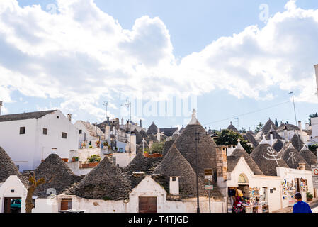 Schöne einstöckige Häuser von gerundeten Bau genannt Trulli, typisch für die Gegend von Alberobello in Italien. Stockfoto