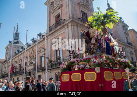 Madrid Bürger feiern am Palmsonntag mit einer Prozession, lief durch die Straßen der Innenstadt, ein Start in den 2019 Ostern celebrt Stockfoto