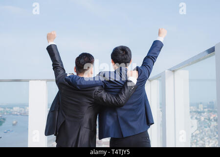 Geschäftsmann seine Arme öffnen Palmen mit Gesicht Heben suchen, in Bürogebäude Hintergrund - glücklich, Erfolg und Leistung Konzepte Stockfoto