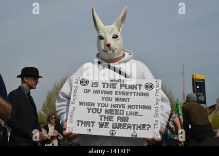 Aussterben Rebellion Protest in London. Umweltaktivisten blockieren den Verkehr auf der Waterloo Bridge. Stockfoto