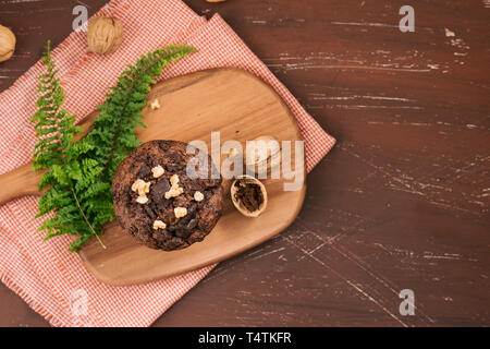 Dellicious hausgemachte Schokolade nuss Muffins auf Tisch. Bereit zu essen. Stockfoto