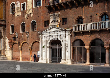 Verona, Italien - März 2019. Piazza dei Signori, von bemerkenswerten Gebäuden umgeben, diese öffentliche Square verfügt über eine Statue von Dante Alighieri und Cafes. Ver Stockfoto