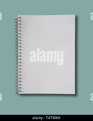 Spiral-bound leere Seite notepad auf blauem Hintergrund Stockfoto