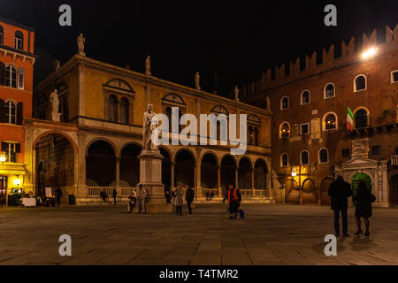 Verona, Italien - März 2019. Piazza dei Signori, von bemerkenswerten Gebäuden umgeben, diese öffentliche Square verfügt über eine Statue von Dante Alighieri und Cafes. Ver Stockfoto